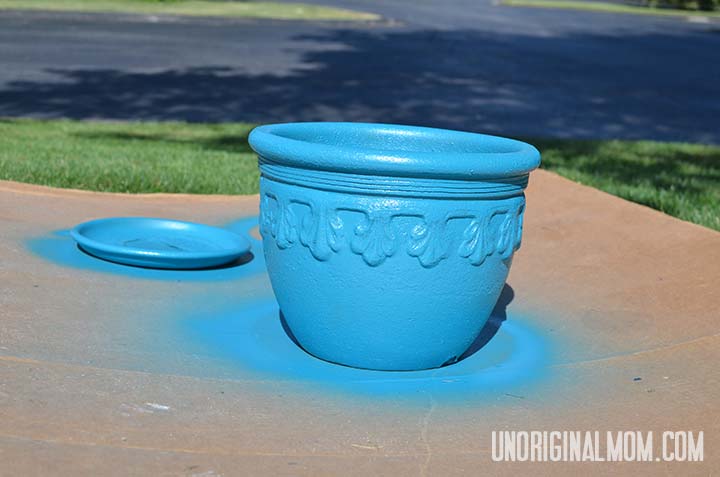 Spray paint a flower pot to give it new life!  |  unOriginalMom.com