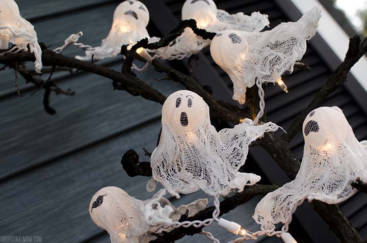 DIY Ping Pong Ball Ghost Lights with spooky Halloween tree  |  unOriginalMom.com
