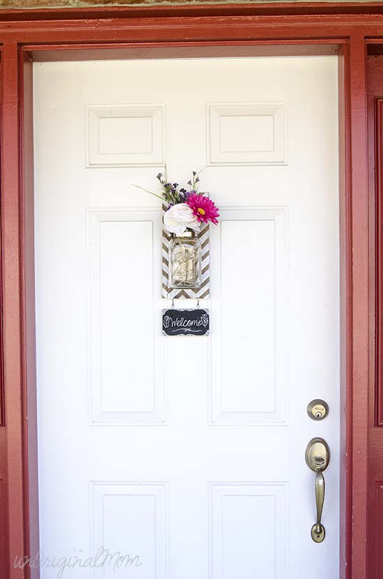 How to make a pallet mounted mason jar vase - great step by step tutorial with photos!