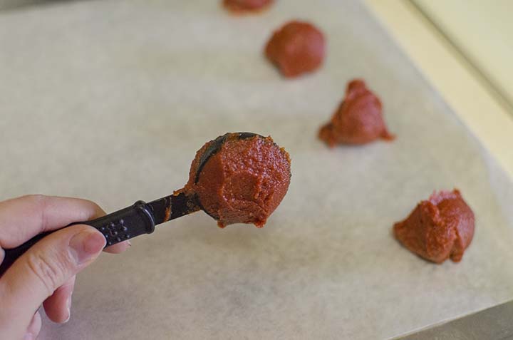 Store leftover tomato paste by freezing into tablespoon-size portions. | unOriginalMom.com