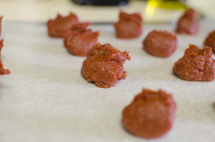 Store leftover tomato paste by freezing into tablespoon-size portions. | unOriginalMom.com