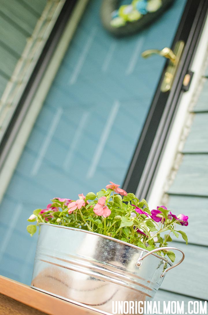 $3 bucket turned front porch planter!  |  unOriginalMom.com #impatiens #planter