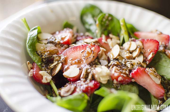 Strawberry Spinach Salad with a balsamic poppy seed dressing. Simple and delicious!  | unoriginalmom.com #spinach #strawberry #poppyseed 