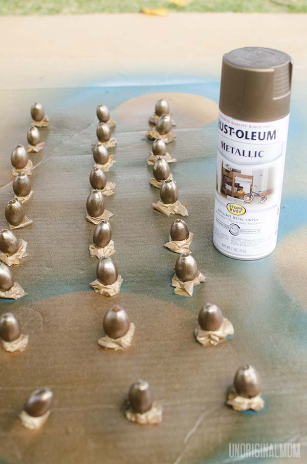 Painted Acorns - how to preserve and spray paint acorns for fall decorating  |  unOriginalMom.com