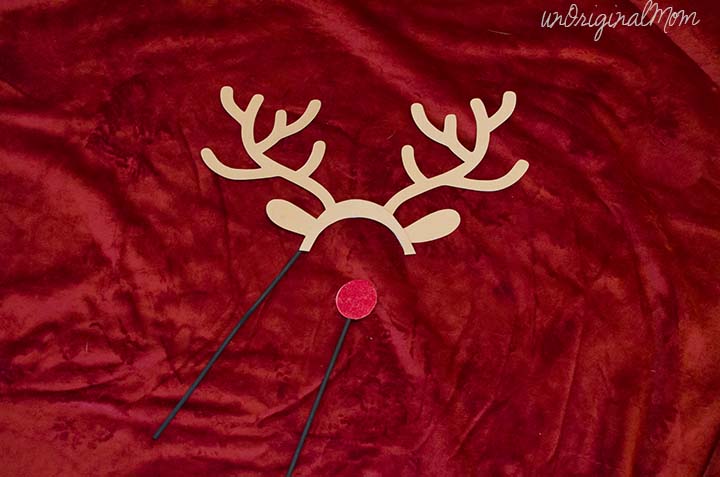Christmas Photo Booth Props with FREE cut file from unOriginalMom.com #christmasparty #photoprops #silhouette