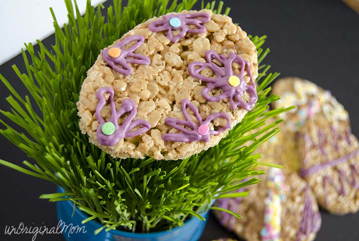 Milky Way Simply Caramel BITES Rice Krispie Treats - fun for an Easter treat! #EatMoreBites #CBias #Shop