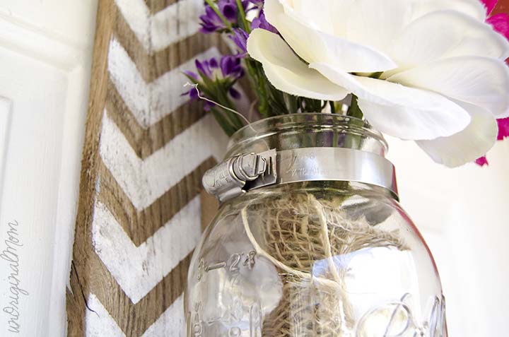How to make a pallet mounted mason jar vase - great step by step tutorial with photos!
