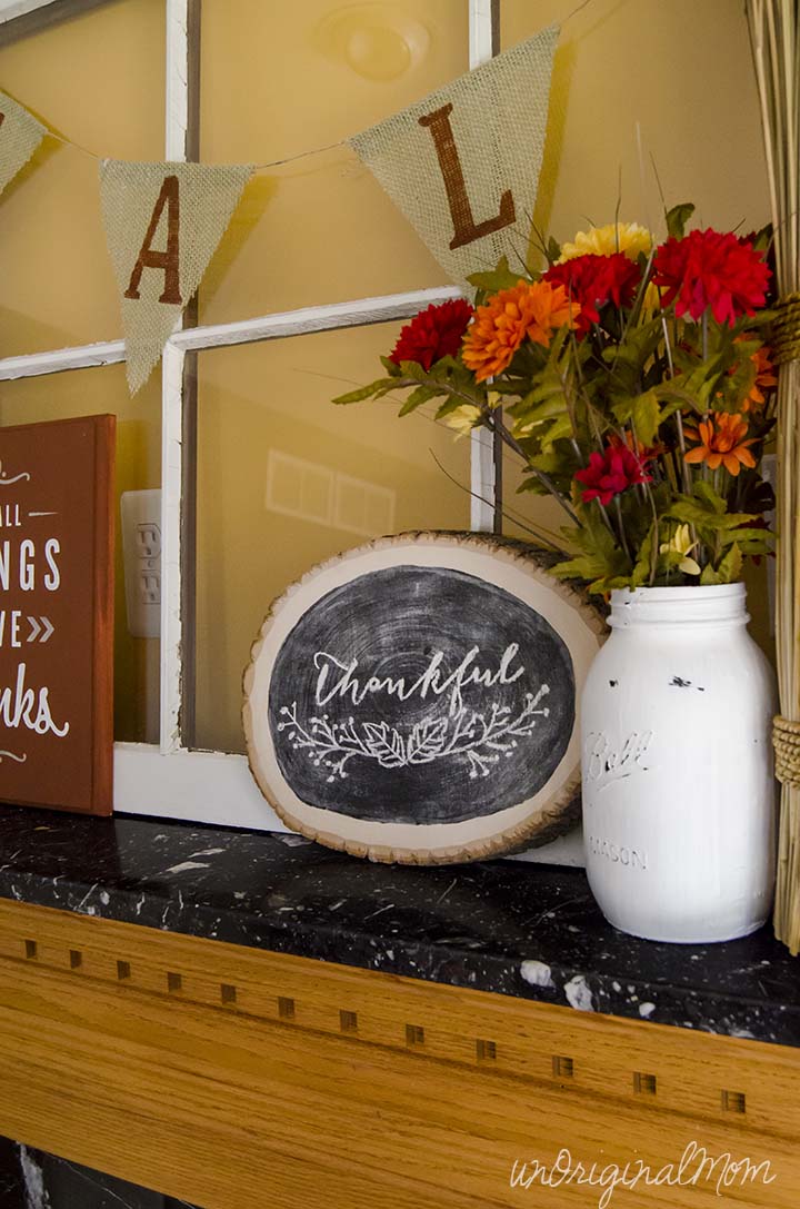 "Thankful" wood slice chalkboard - free printable to trace your own!