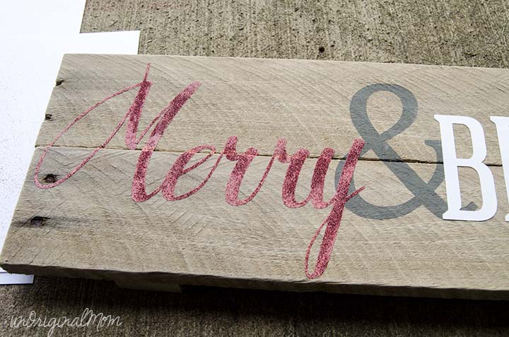 Merry and Bright Glitter Pallet Sign - great #rusticglam decor for the holidays! 