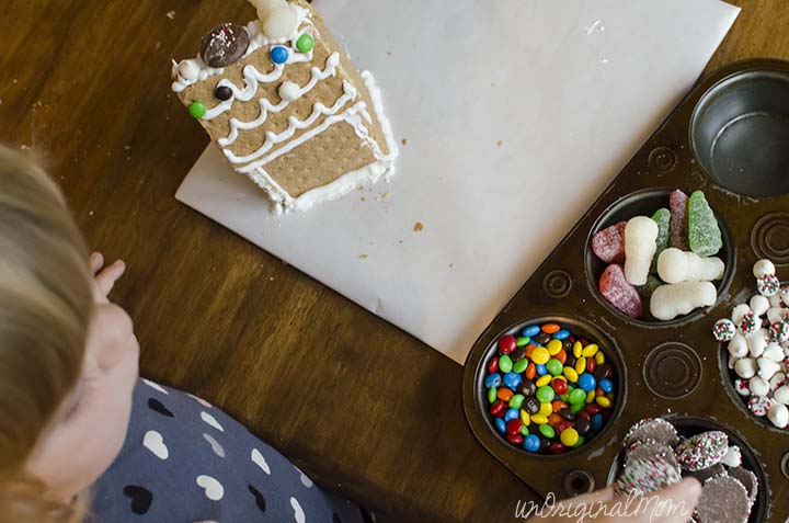 Don't forget about this fun holiday activity for your kids - make an easy gingerbread house out of graham crackers!
