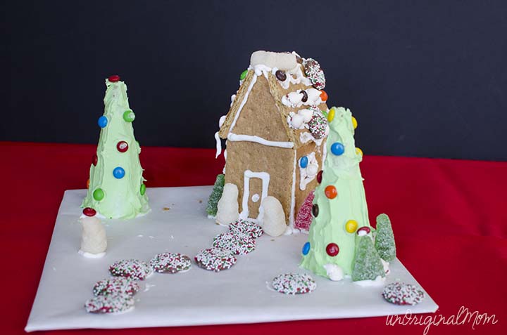 Don't forget about this fun holiday activity for your kids - make an easy gingerbread house out of graham crackers!