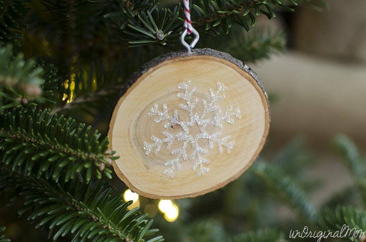 DIY wood slice ornaments with vinyl - so pretty, and would make great gifts!