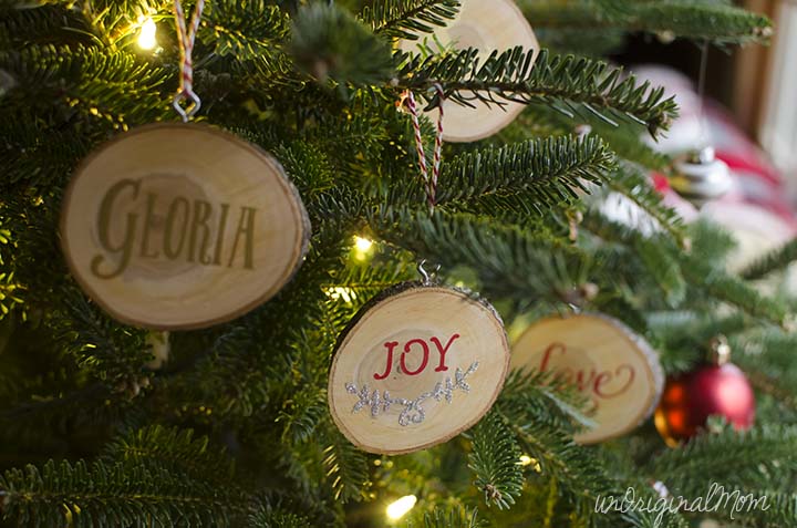 DIY wood slice ornaments with vinyl - so pretty, and would make great gifts!