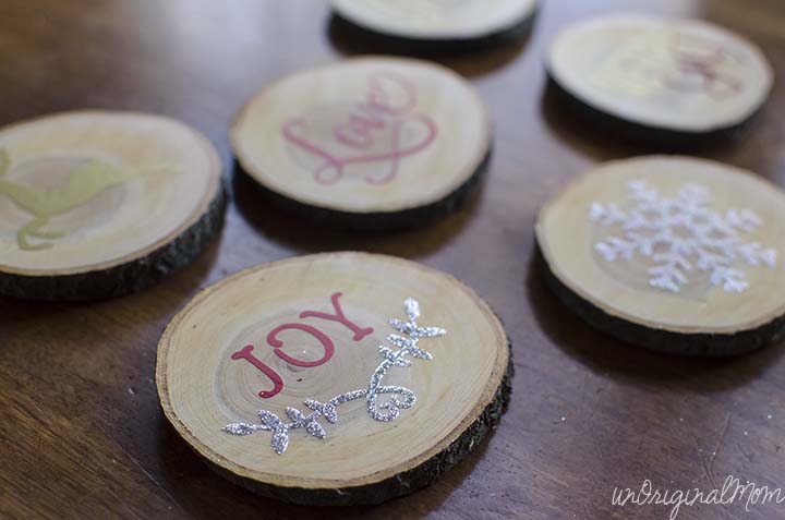 DIY wood slice ornaments with vinyl - so pretty, and would make great gifts!