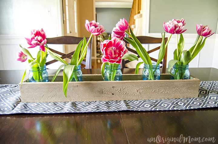 DIY Wood Pallet Box Centerpiece - with easy plans to make one yourself! Fill it with different things for each season to use year-round.