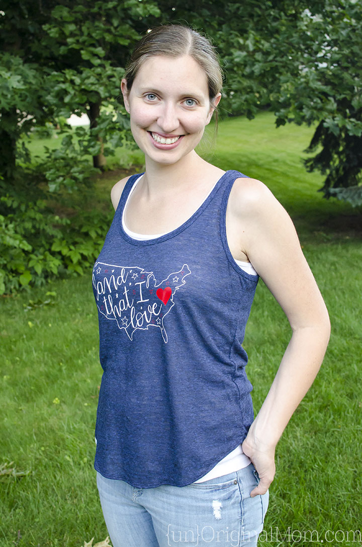 Love this "Land That I Love" hand lettered patriotic shirt - plus a free cut file to make it with your Silhouette!