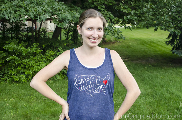 Love this "Land That I Love" hand lettered patriotic shirt - plus a free cut file to make it with your Silhouette!