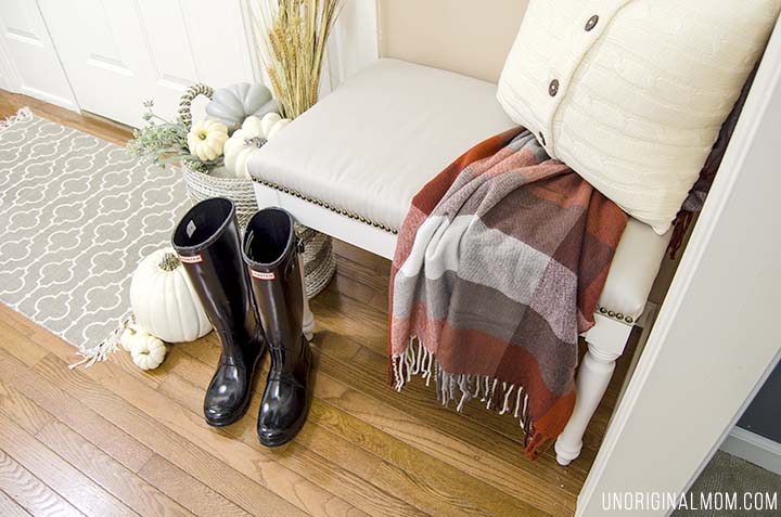 The perfect little foyer nook, decorated for fall! Love all the little touches.