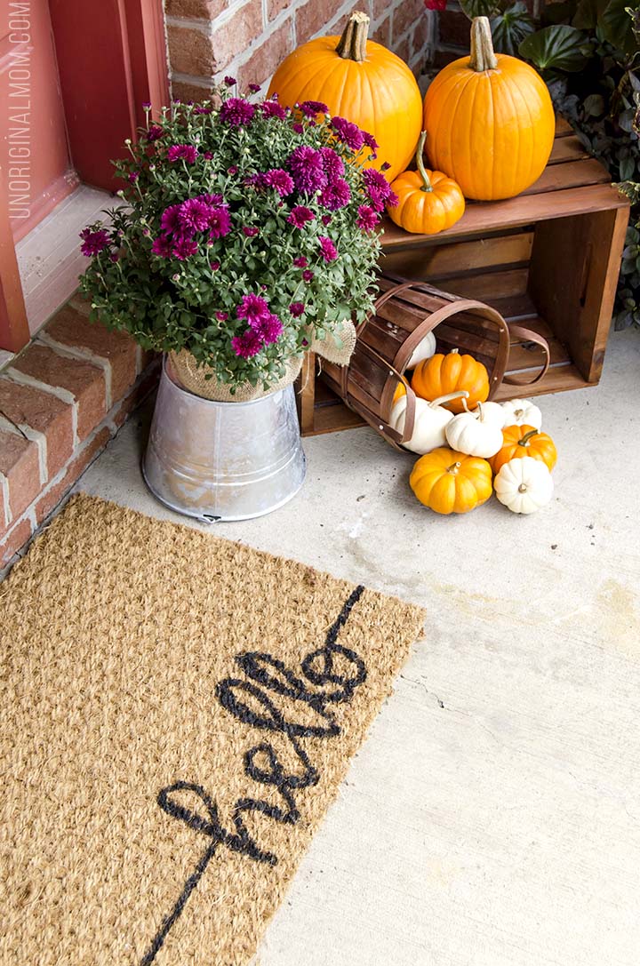 A beautiful and cozy fall front porch - so comfortable and inviting! Plus a few tips on how to decorate your own fall front porch.