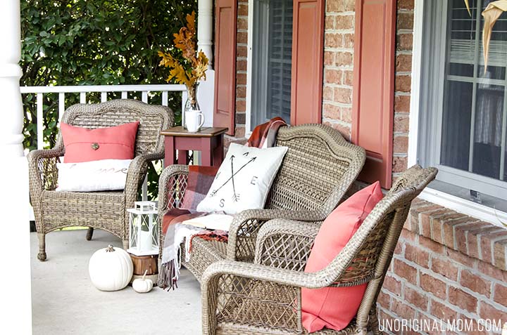 A beautiful and cozy fall front porch - so comfortable and inviting! Plus a few tips on how to decorate your own fall front porch.