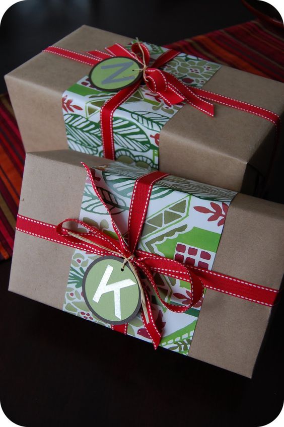 Love these ideas for dressing up brown paper packages at Christmas! Save money on wrapping paper and still have the prettiest gifts under the tree.