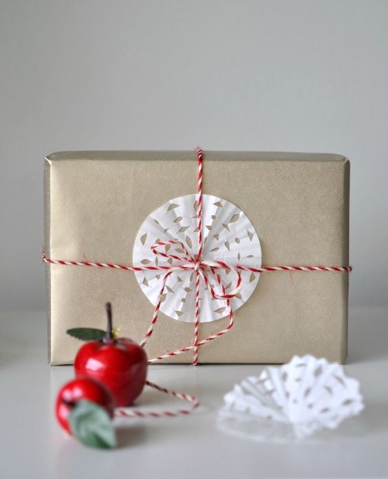 Love these ideas for dressing up brown paper packages at Christmas! Save money on wrapping paper and still have the prettiest gifts under the tree.