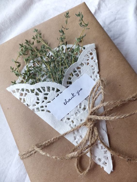 Love these ideas for dressing up brown paper packages at Christmas! Save money on wrapping paper and still have the prettiest gifts under the tree.