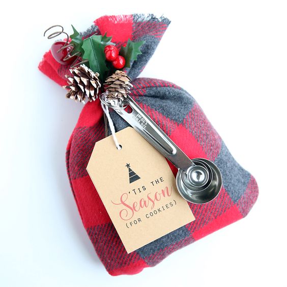 25 Fun & Simple Gifts for Neighbors this Christmas