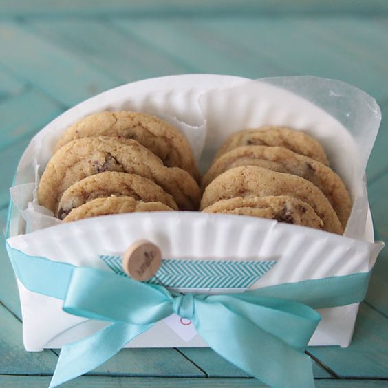 Looking for pretty, unique, and inexpensive ways to package up your homemade Christmas cookies and treats this year? Here's a great list of 15 different ways to package them!