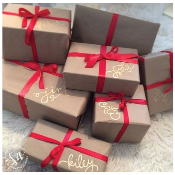 Love these ideas for dressing up brown paper packages at Christmas! Save money on wrapping paper and still have the prettiest gifts under the tree.