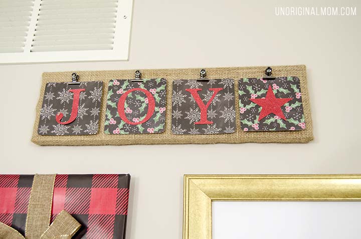 How to decorate a gallery wall for Christmas - great tips! I love the frames wrapped to look like gifts!