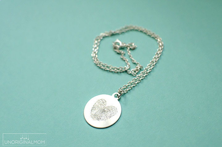 Make your own DIY etched fingerprint necklace with a Silhouette Curio - what a beautiful gift for a mom or grandma on Mother's Day or Valentine's Day!