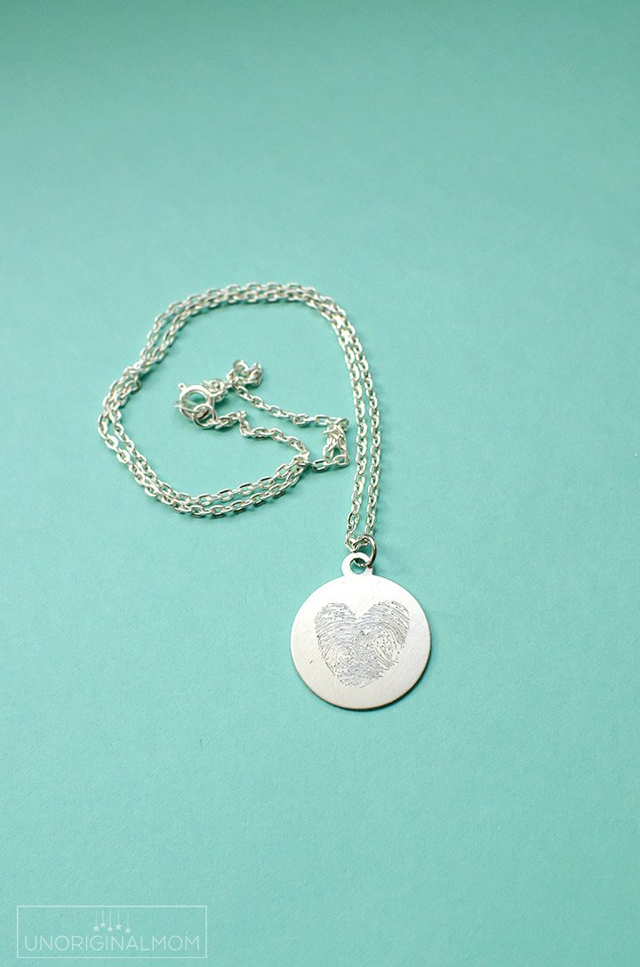 Make your own DIY etched fingerprint necklace with a Silhouette Curio - what a beautiful gift for a mom or grandma on Mother's Day or Valentine's Day!