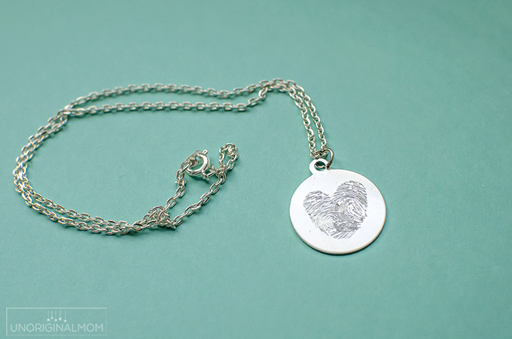 Make your own DIY etched fingerprint necklace with a Silhouette Curio - what a beautiful gift for a mom or grandma on Mother's Day or Valentine's Day!