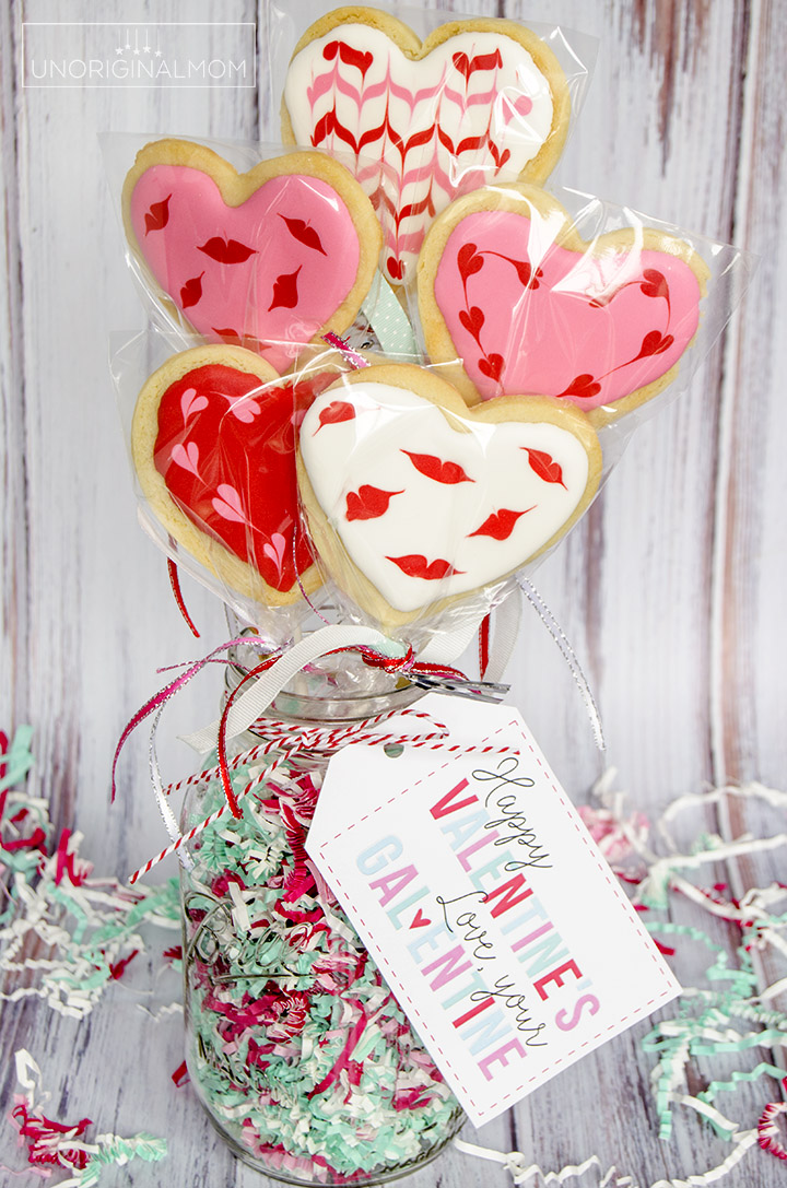 Oh so cute - cookie bouquets for Valentine's Day with decorated heart shaped cookie pops. Plus a free "Galentine's Day" printable tag!