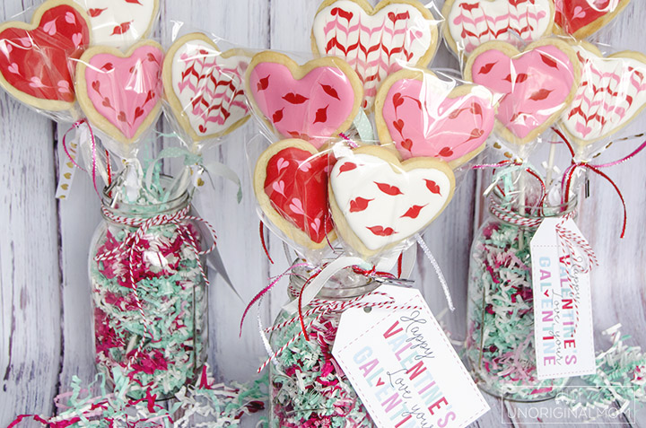 Oh so cute - cookie bouquets for Valentine's Day with decorated heart shaped cookie pops. Plus a free "Galentine's Day" printable tag!