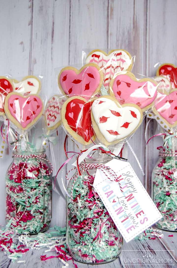 Oh so cute - cookie bouquets for Valentine's Day with decorated heart shaped cookie pops. Plus a free "Galentine's Day" printable tag!