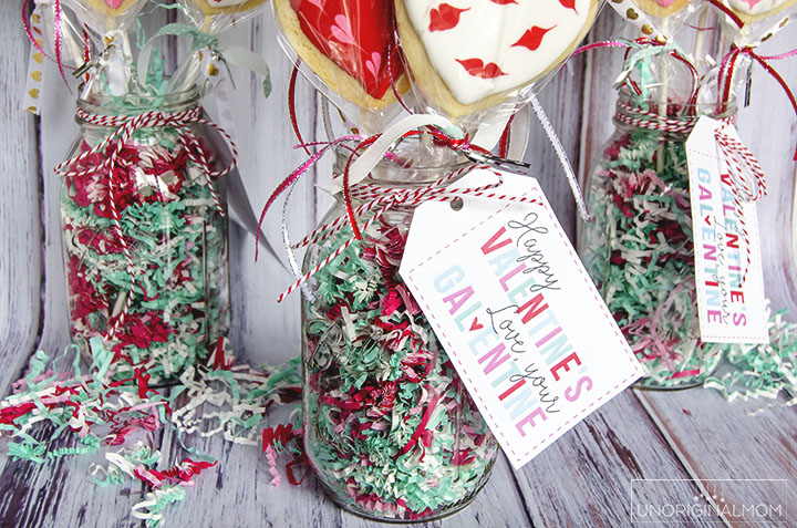 Oh so cute - cookie bouquets for Valentine's Day with decorated heart shaped cookie pops. Plus a free "Galentine's Day" printable tag!