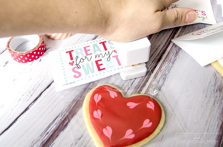 Free printable labels for Valentine's Day treat bags - so cute!