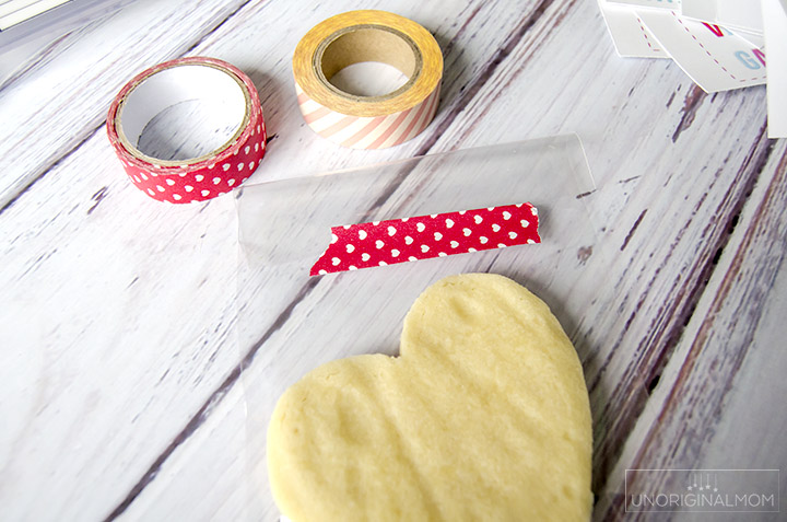 Free printable labels for Valentine's Day treat bags - so cute!