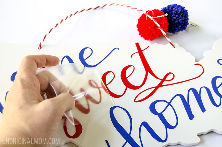 "Home Sweet Home" patriotic door hanger - perfect decor for the 4th of July! There's a free Silhouette cut file, too! | 4th of July | Patriotic decor | red white and blue decor | silhouette cut file | patriotic ideas with vinyl