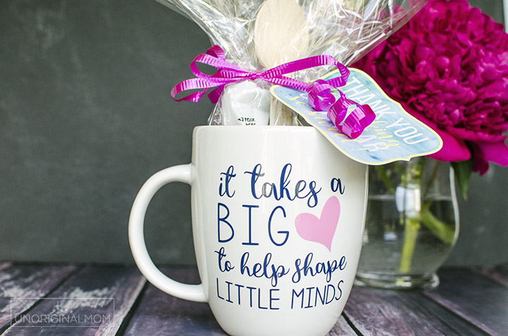 "It Takes a Big Heart to Help Shape Little Minds" - preschool teacher mug gift! What a meaningful and adorable diy teacher gift idea for preschool or Kindergarten teachers. Free Silhouette cut file, too! | preschool teacher gift | mug cake gift | vinyl mug | teacher gift