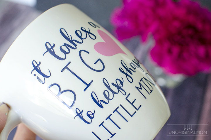 "It Takes a Big Heart to Help Shape Little Minds" - preschool teacher mug gift! What a meaningful and adorable diy teacher gift idea for preschool or Kindergarten teachers. Free Silhouette cut file, too! | preschool teacher gift | mug cake gift | vinyl mug | teacher gift