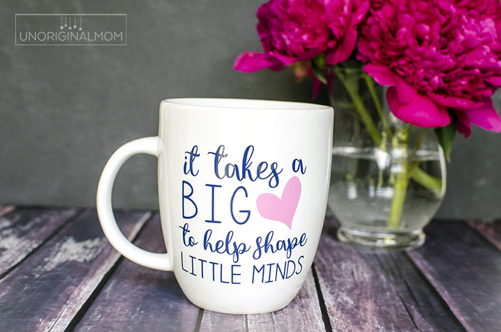 "It Takes a Big Heart to Help Shape Little Minds" - preschool teacher mug gift! What a meaningful and adorable diy teacher gift idea for preschool or Kindergarten teachers. Free Silhouette cut file, too! | preschool teacher gift | mug cake gift | vinyl mug | teacher gift