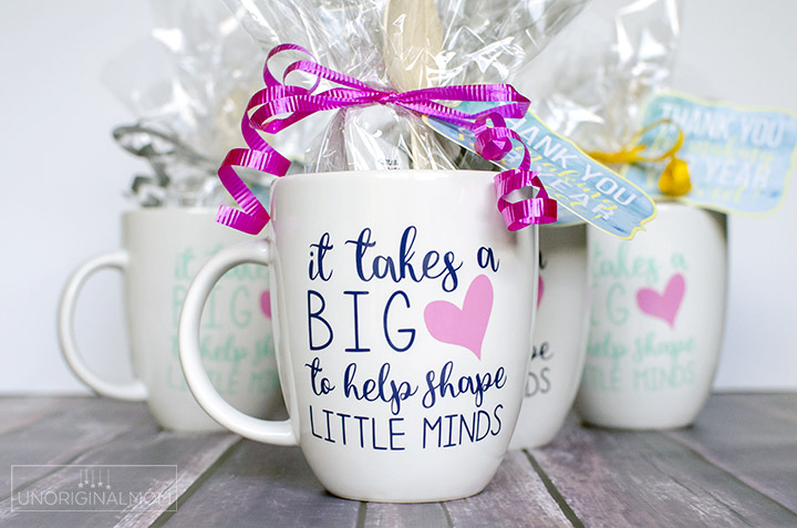 "It Takes a Big Heart to Help Shape Little Minds" - preschool teacher mug gift! What a meaningful and adorable diy teacher gift idea for preschool or Kindergarten teachers. Free Silhouette cut file, too! | preschool teacher gift | mug cake gift | vinyl mug | teacher gift