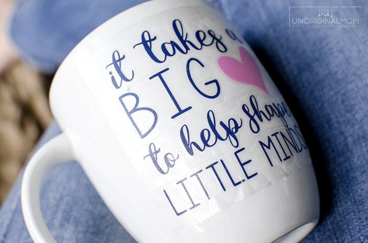 "It Takes a Big Heart to Help Shape Little Minds" - preschool teacher mug gift! What a meaningful and adorable diy teacher gift idea for preschool or Kindergarten teachers. Free Silhouette cut file, too! | preschool teacher gift | mug cake gift | vinyl mug | teacher gift