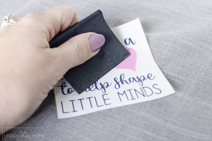 "It Takes a Big Heart to Help Shape Little Minds" - preschool teacher mug gift! What a meaningful and adorable diy teacher gift idea for preschool or Kindergarten teachers. Free Silhouette cut file, too! | preschool teacher gift | mug cake gift | vinyl mug | teacher gift