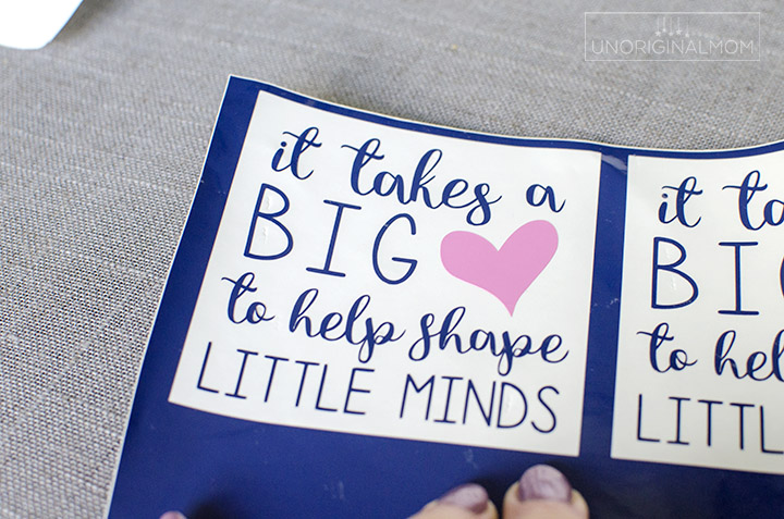 "It Takes a Big Heart to Help Shape Little Minds" - preschool teacher mug gift! What a meaningful and adorable diy teacher gift idea for preschool or Kindergarten teachers. Free Silhouette cut file, too! | preschool teacher gift | mug cake gift | vinyl mug | teacher gift