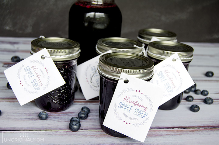 Blueberry simple syrup - so easy to make, and a delicious way to make all kinds of summery drinks and cocktails! Plus it's a great gift idea. Free printable recipe cards, too! | blueberry simple syrup | blueberry cocktails | blueberry drink ideas | blueberry recipes | mocktails