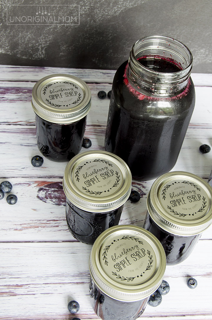 Blueberry simple syrup - so easy to make, and a delicious way to make all kinds of summery drinks and cocktails! Plus it's a great gift idea. Free printable recipe cards, too! | blueberry simple syrup | blueberry cocktails | blueberry drink ideas | blueberry recipes | mocktails